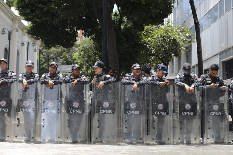 O que é mais mortal na Venezuela: suas forças de segurança ou a Covid-19